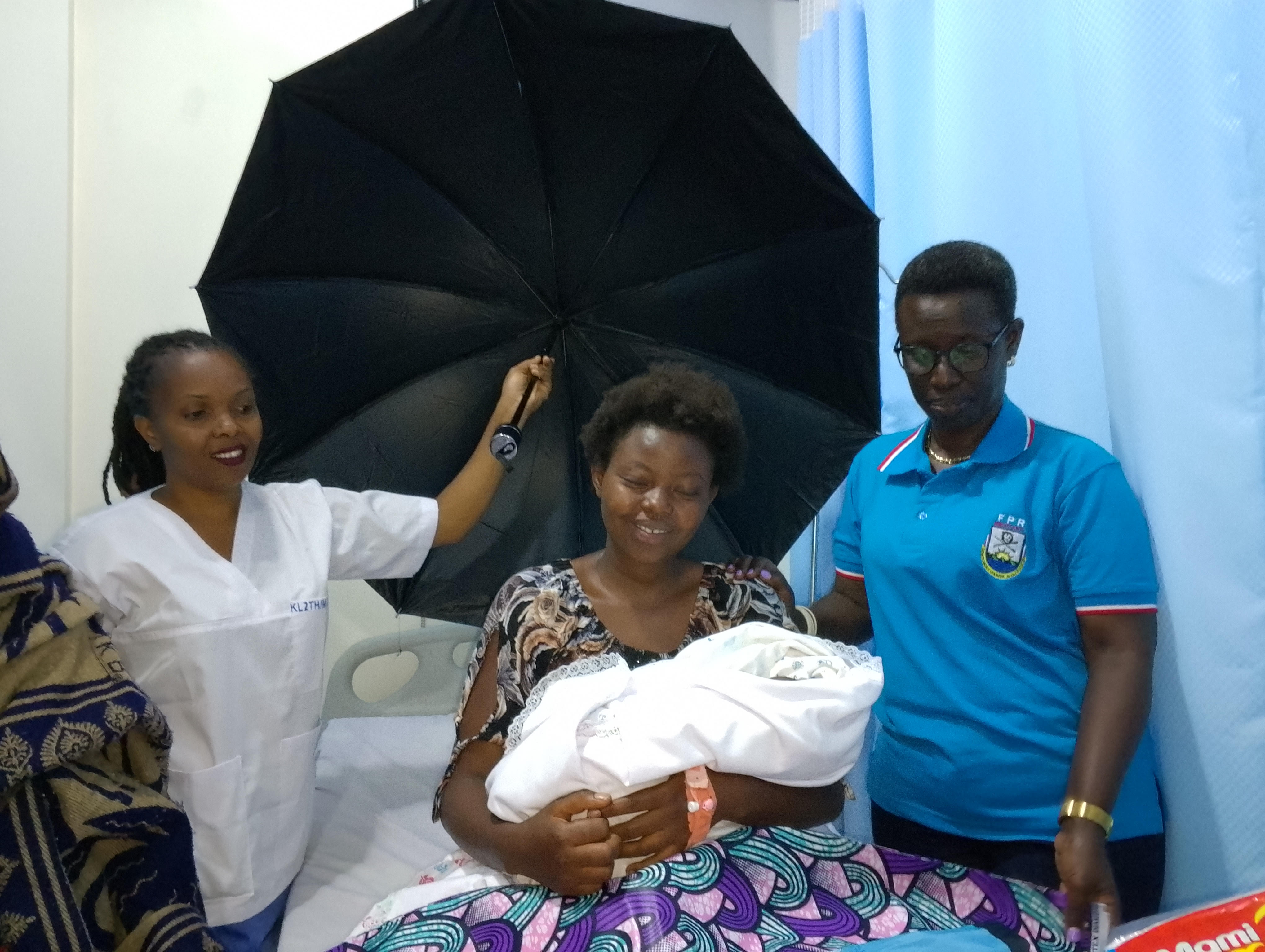 Bamuzaniye umutaka wo gutwikira umwana