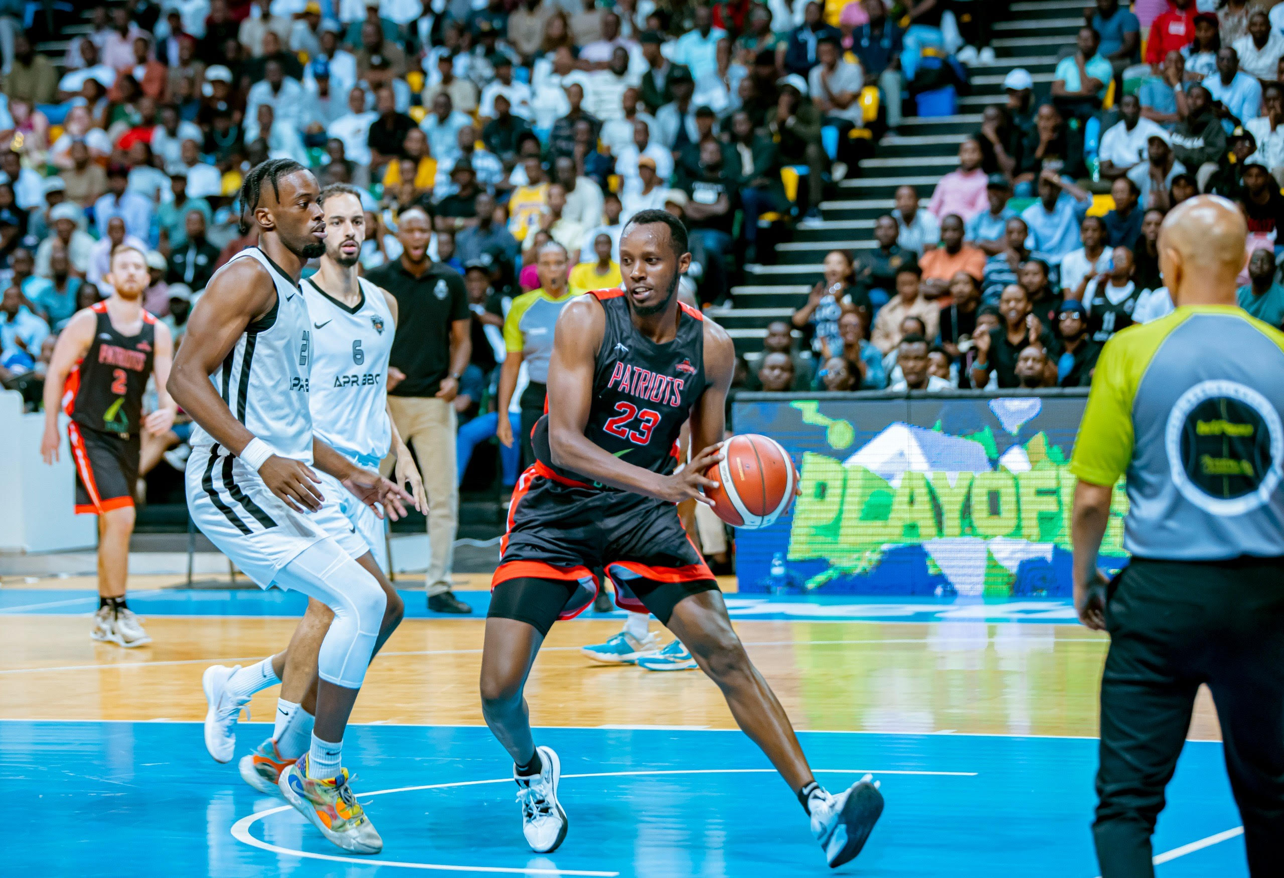 Hagumitwari Steve wa Patriots BBC agenzura umupira