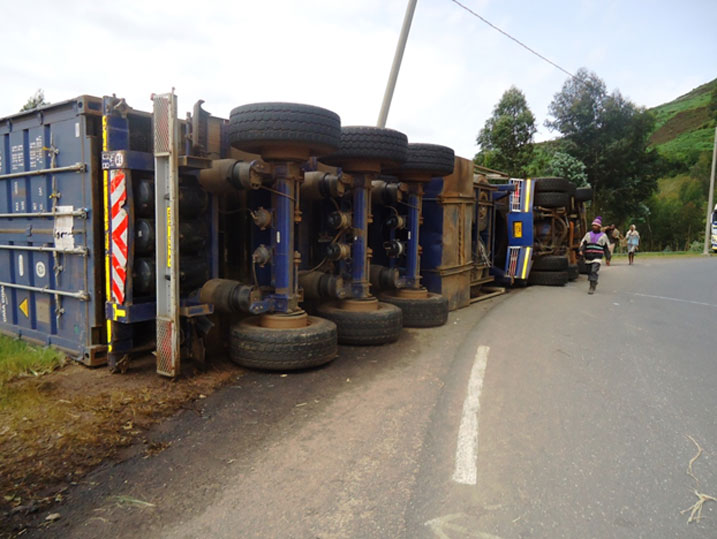 Haracyategerejwe imashini yo kwegura iyi kamyo ngo isubire mu muhanda ikomeze urugendo.