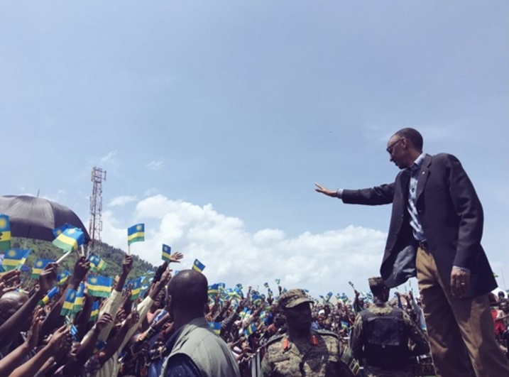 Akigera kuri Stade Umuganda, yakiriwe n'abaturage bamwishimiye.