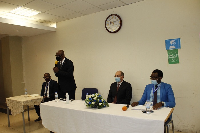 Prof Dr Tombola, Umuyobozi wa Kaminuza ya Kigali aganira n'abanyeshuri