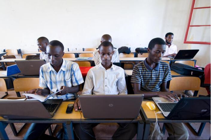 UR igiye kongera guha abanyeshuri mudasobwa