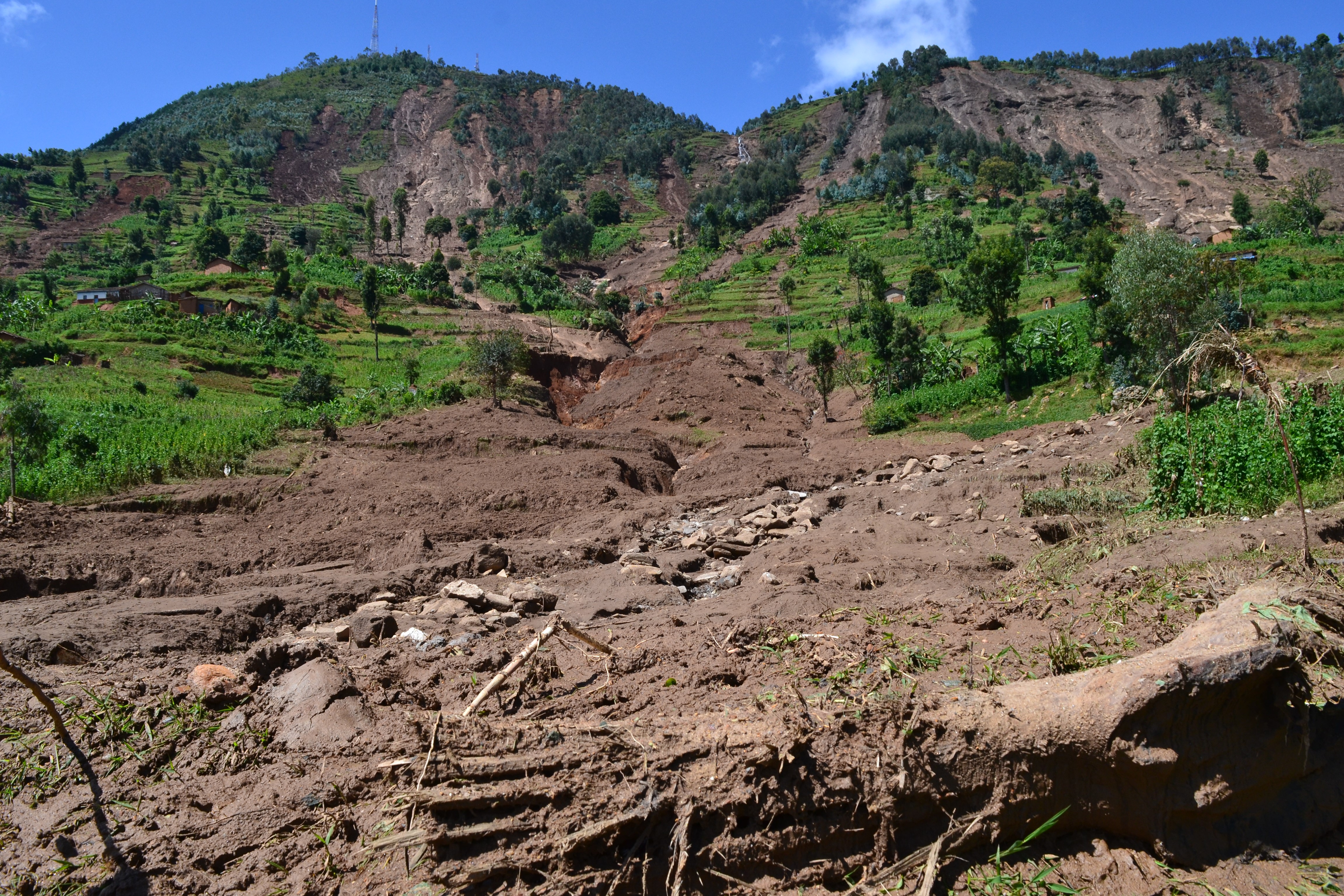 imisozi yatengukiye ku nzu z'abaturage