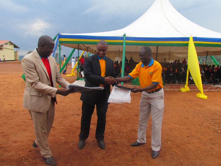 Habineza uvuga ko amaze kwiteza imbere abikesheje koperative "Umwarimu SACCO" yanahembwe nk