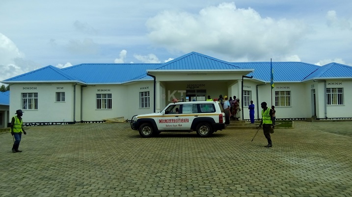 Uretse ingendo ndende bakoraga cyangwa bakivuza magendo, umurenge wa Minazi wari mu mirenge igira ubwitabire buce mu bwisungane mu kwivuza kuko abaturage bumvaga kugura mituweri batari buyivurizeho ntacyo byabamarir