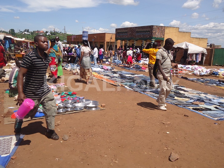 Uretse kunyagirwa n'iyo izuba riva ivumbi ngo ribangamira abacururiza hasi.