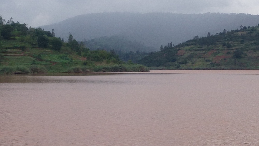 Uriya musozi wijimye uri hakurya ya Cyamwakizi ni uw'i Burundi