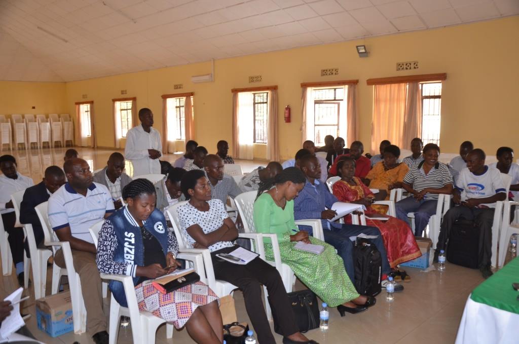 uru ni rumwe mu rubyiruko rworojwe izo nkoko ruhangayikishijwe n'ikibazo cy'indwara yazibasiye