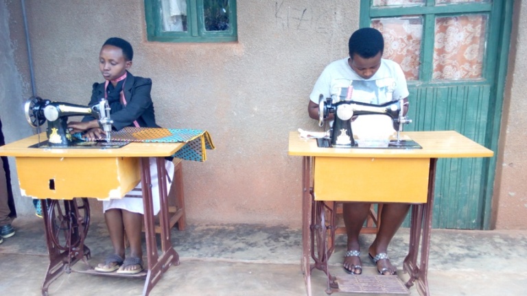 Uru ni urubyiruko ruri guhabwa amahugurwa ku mwuga wo kudoda