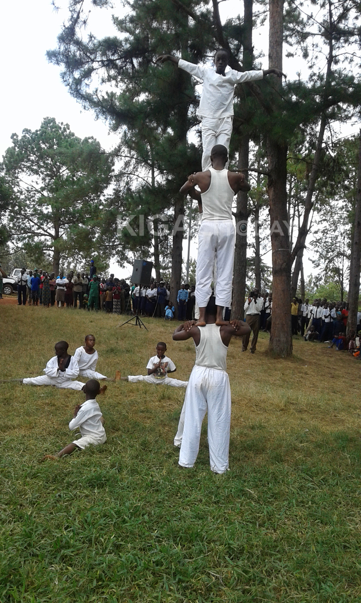 Uru rubyiruko rukora imyitozo inyuranye igashimisha abaje kubareba 