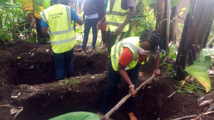 Urubyiruko mu gikorwa cyo gucukurira abaturage ingarani