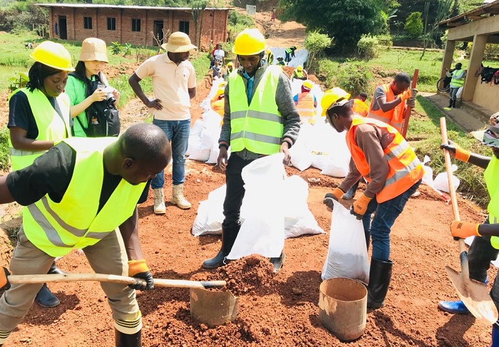 Urubyiruko 50 rwo mu Karere ka Musanze rwasoje amahugurwa yo kwifashisha imifuka ipakiyemo ibitaka mu gukora imihanda