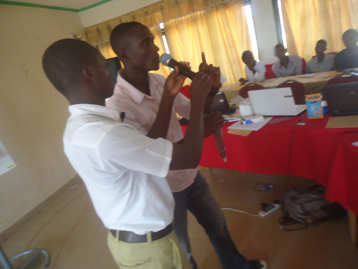 urubyiruko ruhugurwa kumikoreshereze y'agakingirizo k'abagabo.