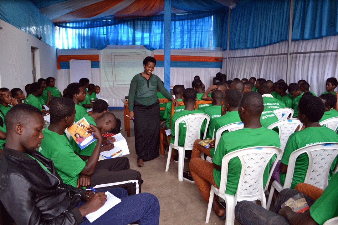 Urubyiruko ruvuka mumiryango ikennye cyane ruhabwa ikiganiro cyo kwimenya