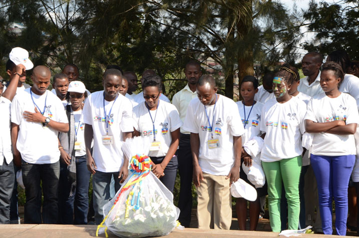 Urubyiruko rwa CEPGL rwunamiye inzirakarengane zishyinguye ku rwibutso rwa Jenoside rwa Gisozi.