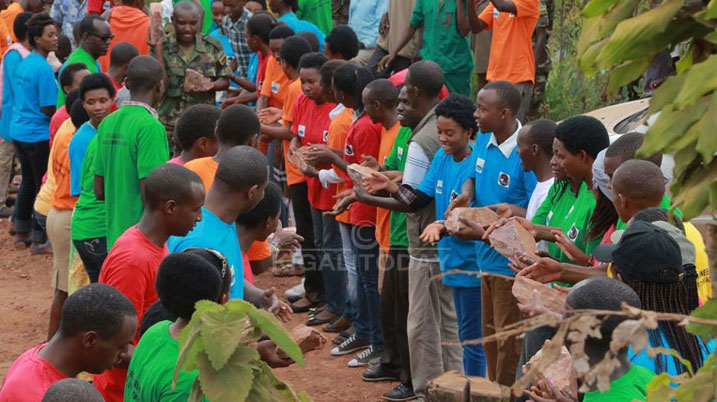 Abanyamuryango ba AERG na GAERG mu gikorwa cyo kubakira Umubyeyi wagizwe inshike ya Jenoside yakorewe Abatutsi