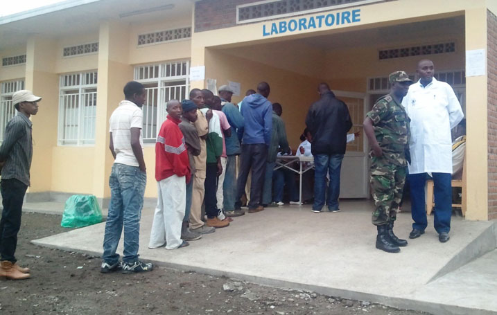 Urubyiruko rwari ku murongo rwiteguye kujya gupimwa no gusiramurwa.