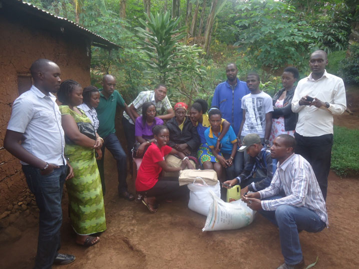 Urubyiruko rwarokotse Jenoside rwafashije umukecuru wasigaye ari incike.