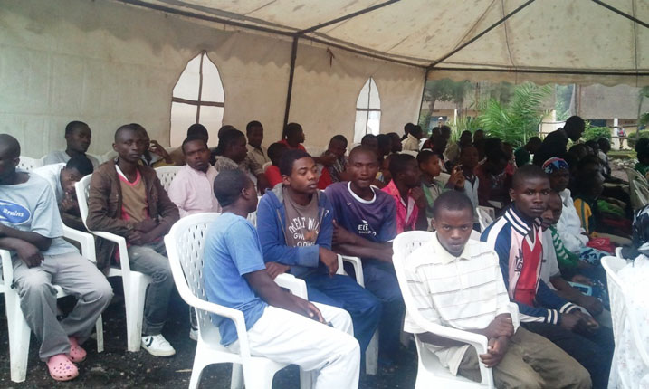 Urubyiruko rwitabiriye gusiramurwa ku kigo nderabuzima cya Byahi.