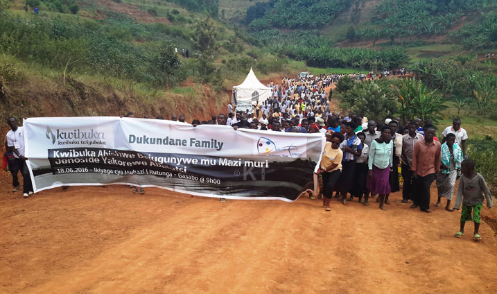 Urubyiruko rwo muri Dukundane Family ku bufatanye n'inzego zinyuranye, bakoze urugendo rwo kwibuka abajugunywe mu Kiyaga cya Muhazi, i Rutunga muri Gasabo.