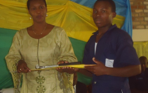 Urubyiruko rwitwaye neza muri aya mahugurwa rwahembwe.