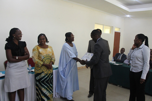 Urubyiruko rwahuguwe rwahawe impamyabumenyi.