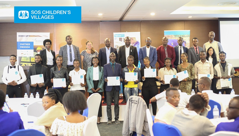 Urubyiruko ruherutse guhabwa impamyabumenyi na SOS Children Village-Rwanda ifatanyije n