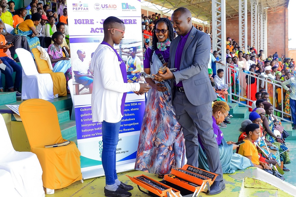 Urubyiruko rw'abakobwa ruratozwa imirimo ya tekiniki nka basaza babo