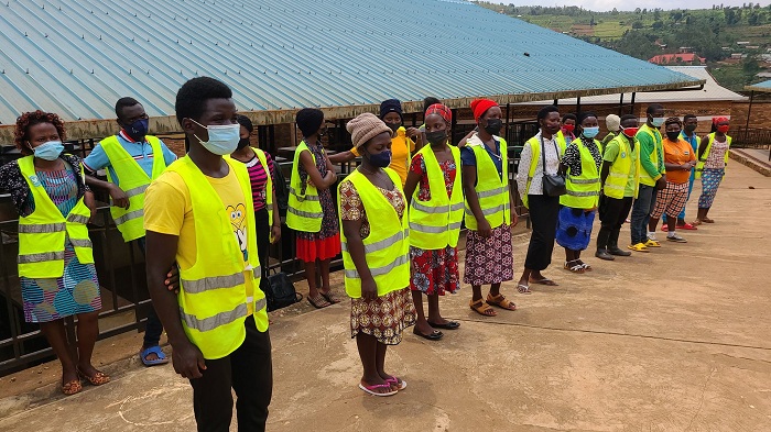 Bamwe mu rubyiruko rwatangiye gukora muri iyo gahunda yo kwita ku mihanda