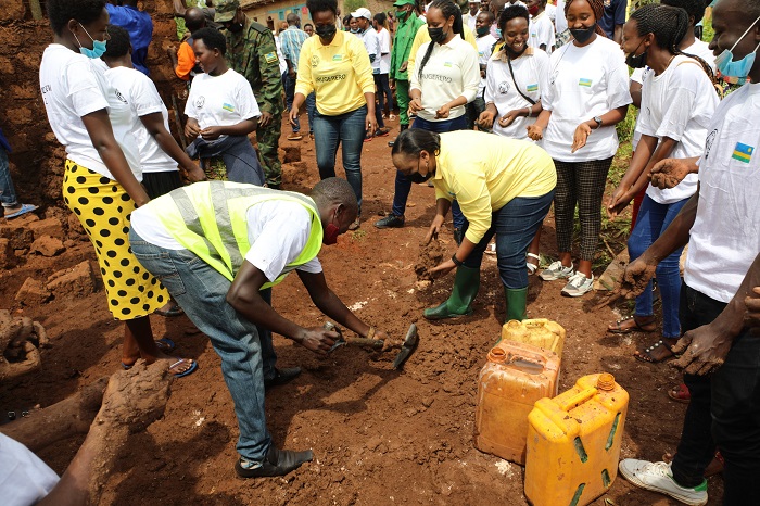Dr Uwamariya yavuze ko urubyiruko rugomba kubanza gukemura ibibazo byarwo mbere yo gukemura iby'abandi
