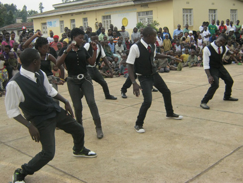 Iyo harimo kubyina bituma urubyiruko rwinshi rwitabira kumva ubutumwa ku bijyanye na SIDA.