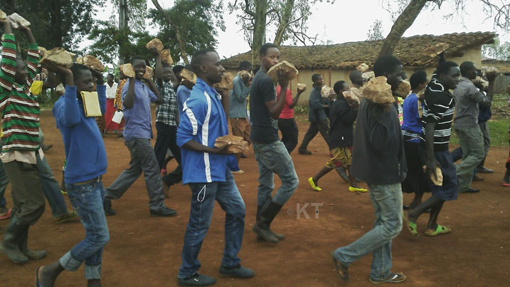 Urubyiruko rwa Gisagara mu bikorwa byo kubakira abatishoboye