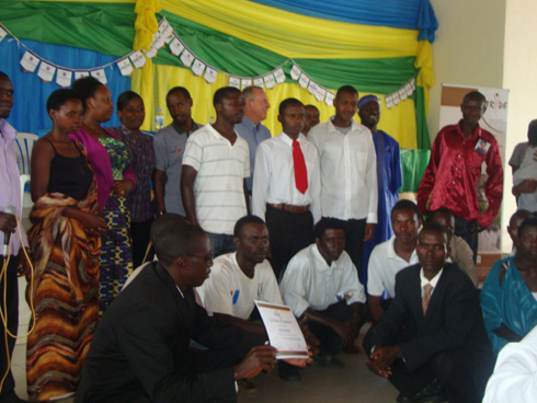 Bamwe mu bahawe inyemezabumenyi.