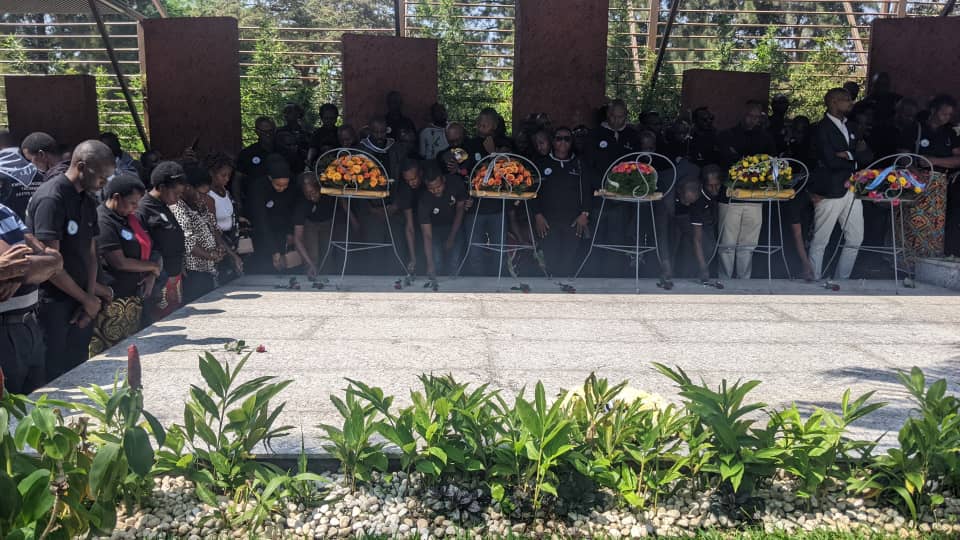 Abagize Urugaga Nyarwanda rw'amakoperative bashyira indabo ku mva iruhukiyemo abazize Jenoside yakorewe Abatutsi