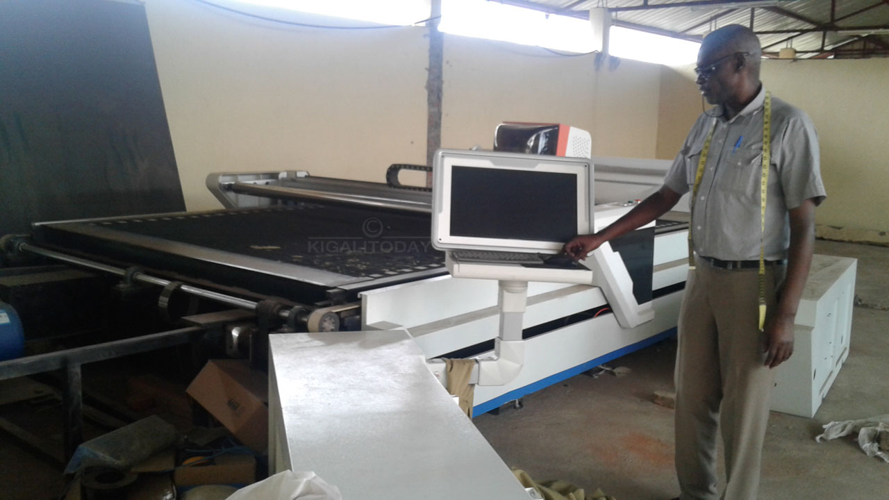 Wandika umubare w'imyenda ushaka muri iyi mashini ubundi igahita iyigukorera 