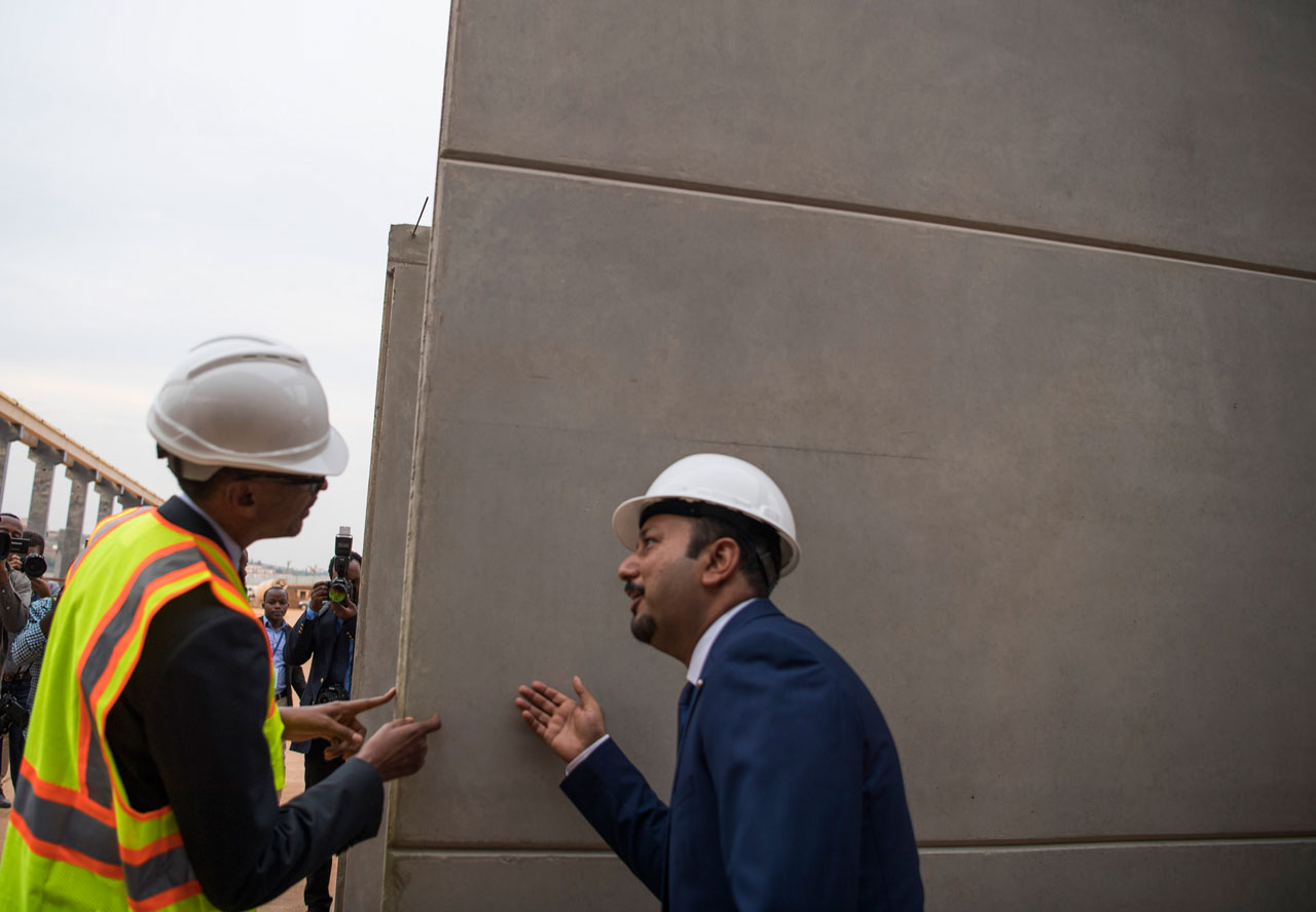 Perezida Kagame bamwereka zimwe muri beto urwo ruganda rukora