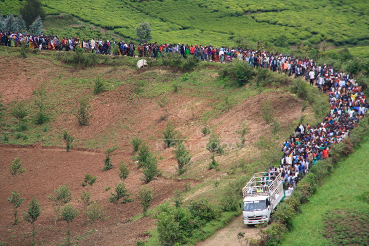 Abantu bagana ku rwibutso ahabereye umuhango wo gushyingura imibiri y'Abazize Jenoside yakorewe Abatutsi