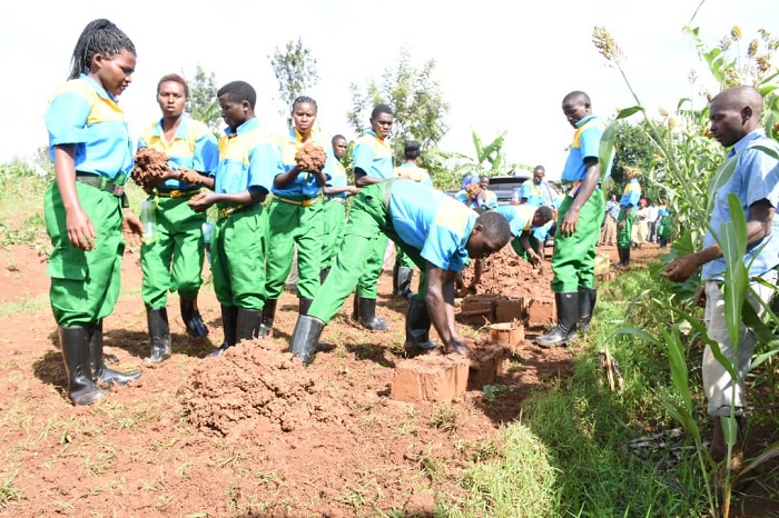 Abarangiza amashuri yisumbuye bakora ibikorwa bigamije guteza imbere aho batuye