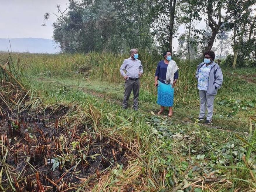 Guverineri Nyirarugero(uhagaze ku ruhande iburyo) yitegereza aho iyi nkongi yangije