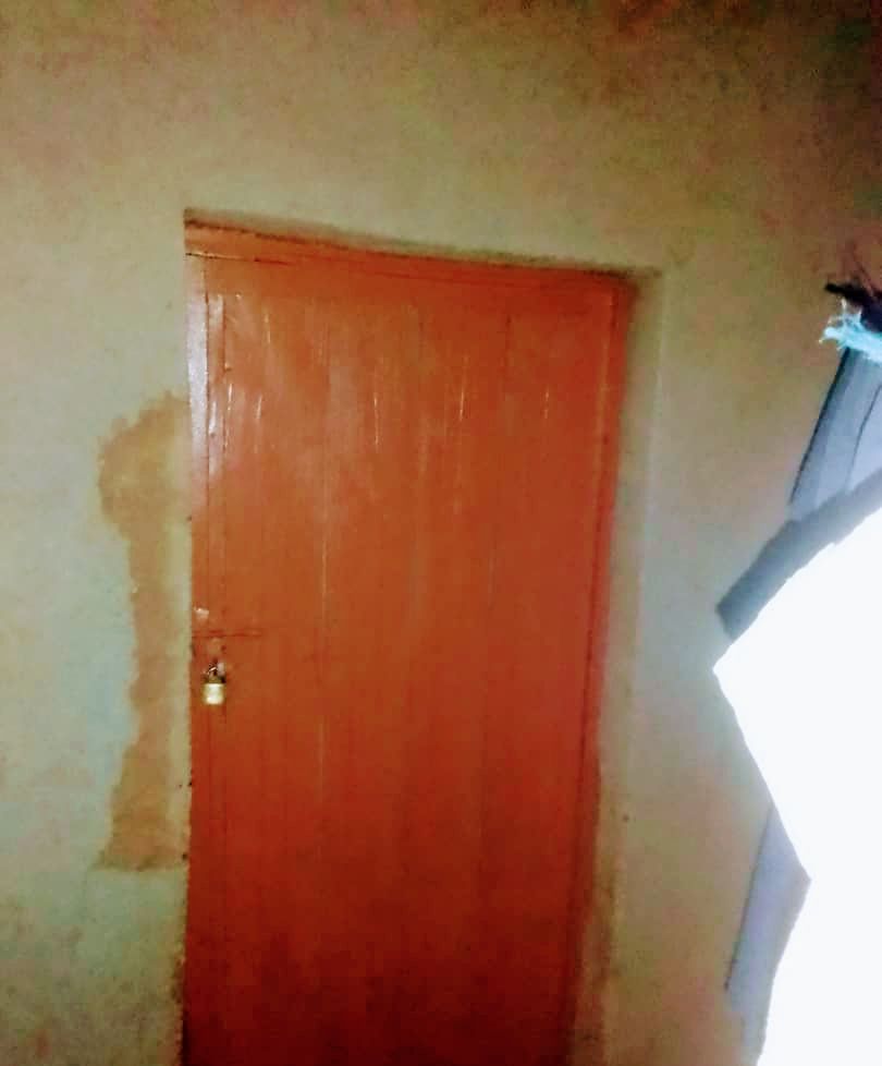 Urugi rw'icyumba cy'inzu ya Tuyishimire aho bivugwa ko yiyahuriye