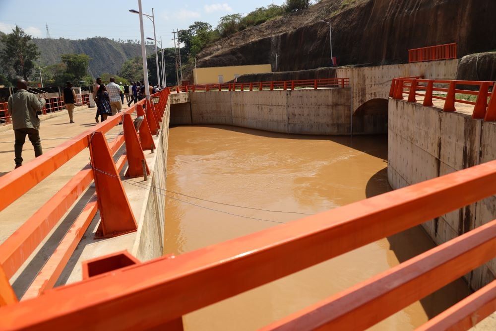 Imirimo yo kubaka uru rugomero iragana ku musozo, kuko igeze kuri 99.7%