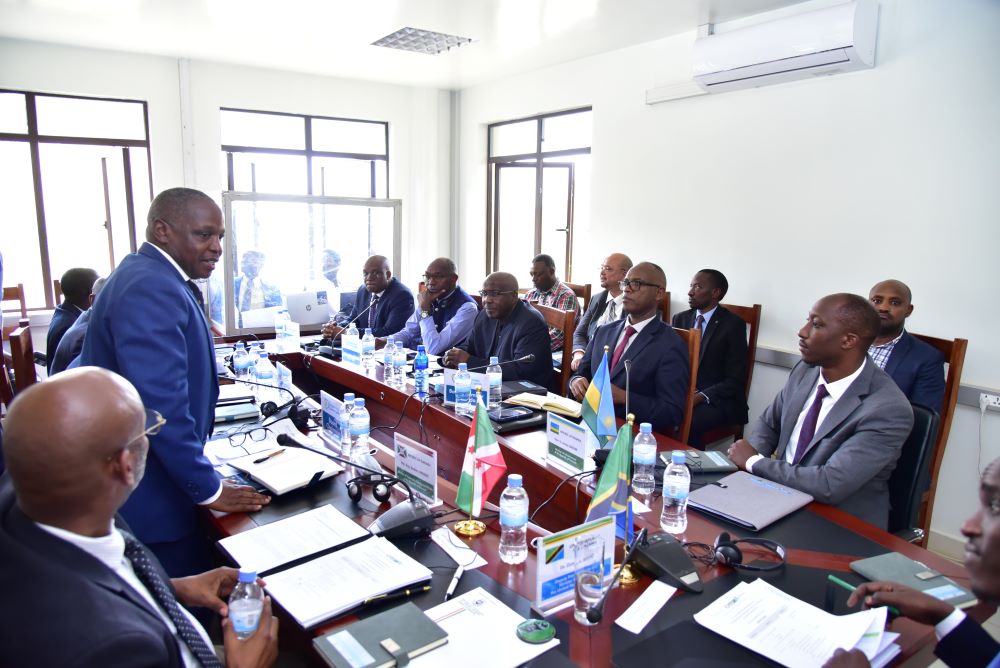 Abaminisitiri bashinzwe ingufu z'amashanyarazi bemeranyije ko uyu mwaka urangira urugomero rwa Rusumo rwatangiye gutanga umuriro