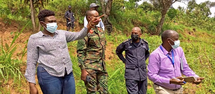 Guverineri Kayitesi n'inzego z'umutekano basuye inkengero z'urugomero bareba uko zabungabungwa