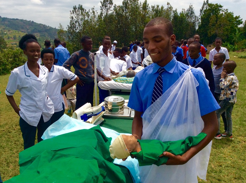 Uyu aragaragaza uko bita ku ruhinja rukivuka