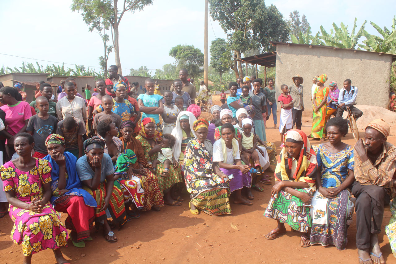 Abaturage bavuga ko bari bafite amatsiko yo kubona urwo ruhinja rwakuwe mu musarani 