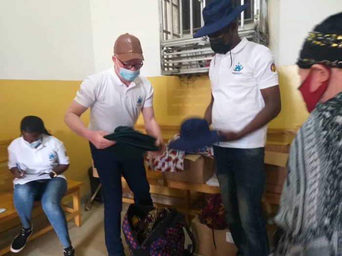 Abafite ubumuga bw'uruhu rwera bahawe ingofero zibarinda izuba 