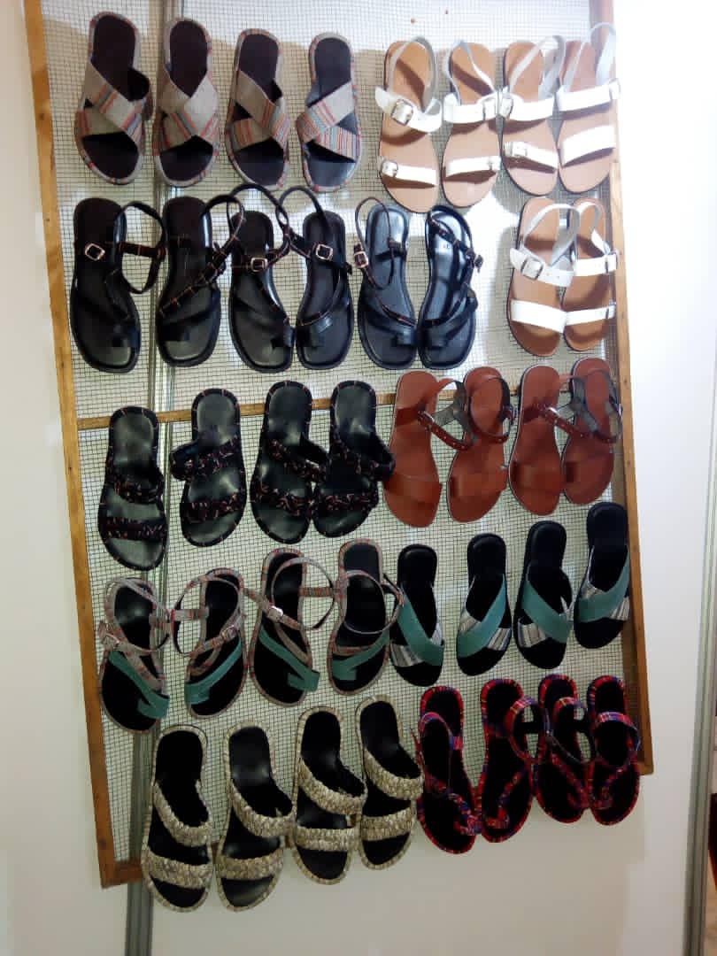 Sandale zikoze mu ruhu