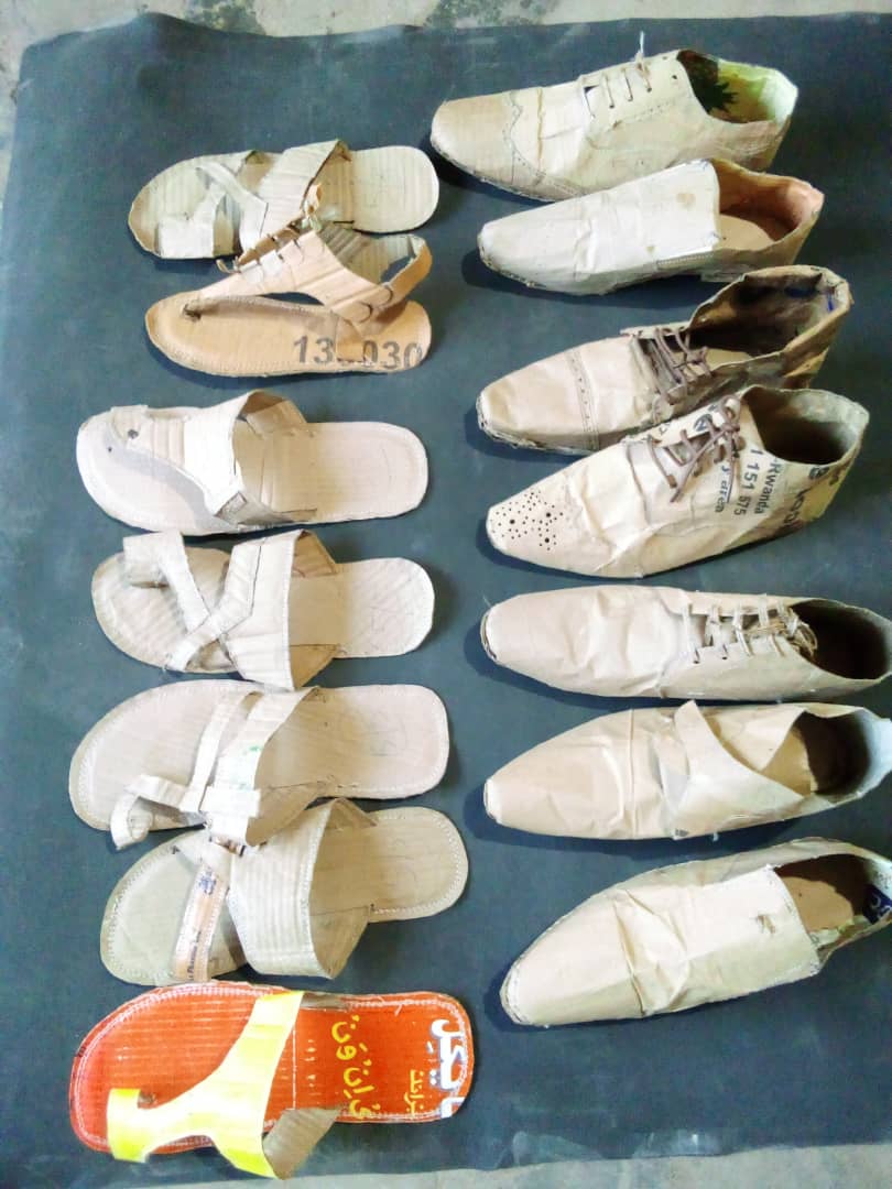 Babanza kwigira ku bikarito