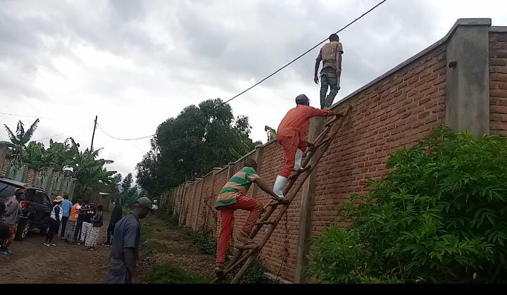 Bakimara gusubizwa imitungo yabo byabaye ngombwa ko uwo munyamahanga akuramo ibikorwa bye
