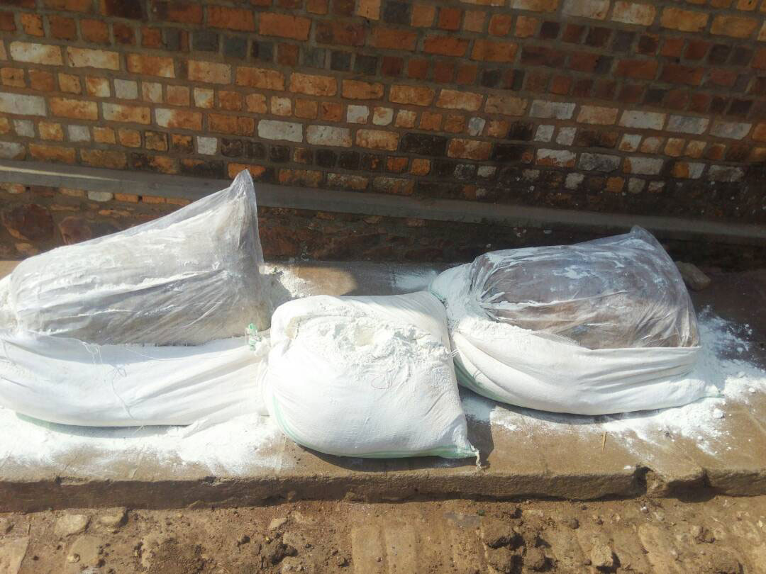 Urumogi bari barushyize hagati mu ifu ya kawunga mu rwego rwo kujijisha